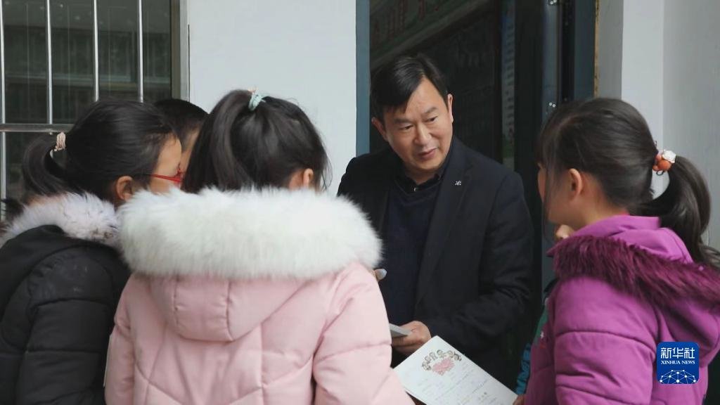 在湖南省常宁市塔山瑶族乡中心小学,盘玖仁和学生们在一起(2021年11月25日摄)。新华社发(尹明 摄)